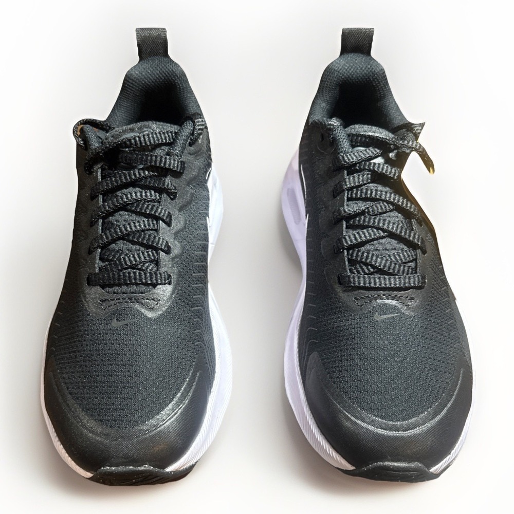 Woman's Athleisure Nike Air Max Nuaxis Sneaker Size 6